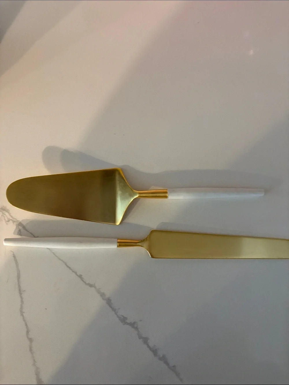 Gold and white cake, cutter and server set excellent condition